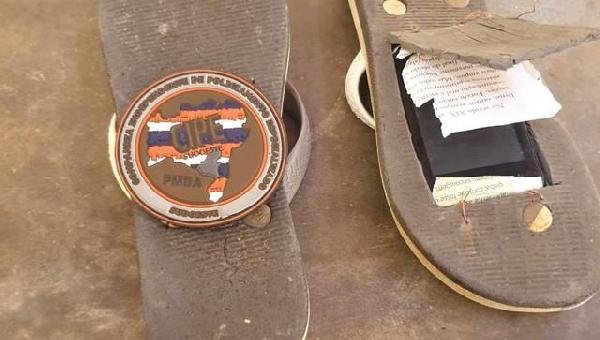 POLÍCIA ACHA CELULAR ESCONDIDO EM SOLADO DE SANDÁLIA DE PRESO EM DELEGACIA