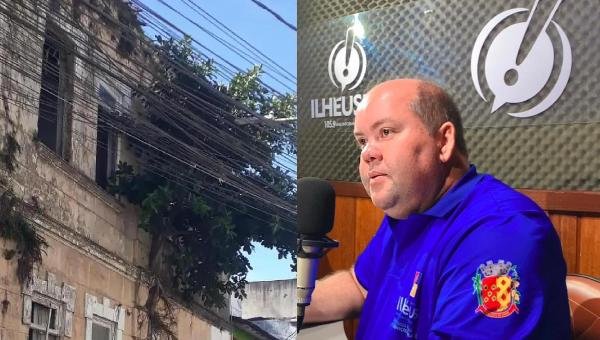 SECRETÁRIO DE SERVIÇOS URBANOS, CACÁ COLCHÕES, ANUNCIA RETIRADA DE ÁRVORE QUE ROMPE PAREDE DE CASARÃO HISTÓRICO NO CENTRO DE ILHÉUS