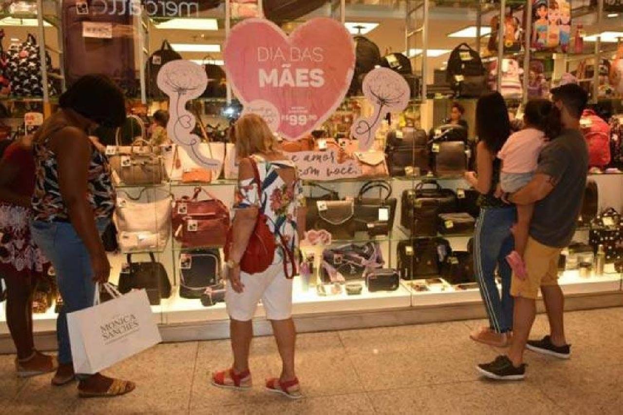 FECOMÉRCIO PREVÊ QUEDA DE 36% NAS VENDAS PARA O DIA DAS MÃES NA BAHIA FECOMÉRCIO PREVÊ QUEDA DE 36% NAS VENDAS PARA O DIA DAS MÃES NA BAHIA