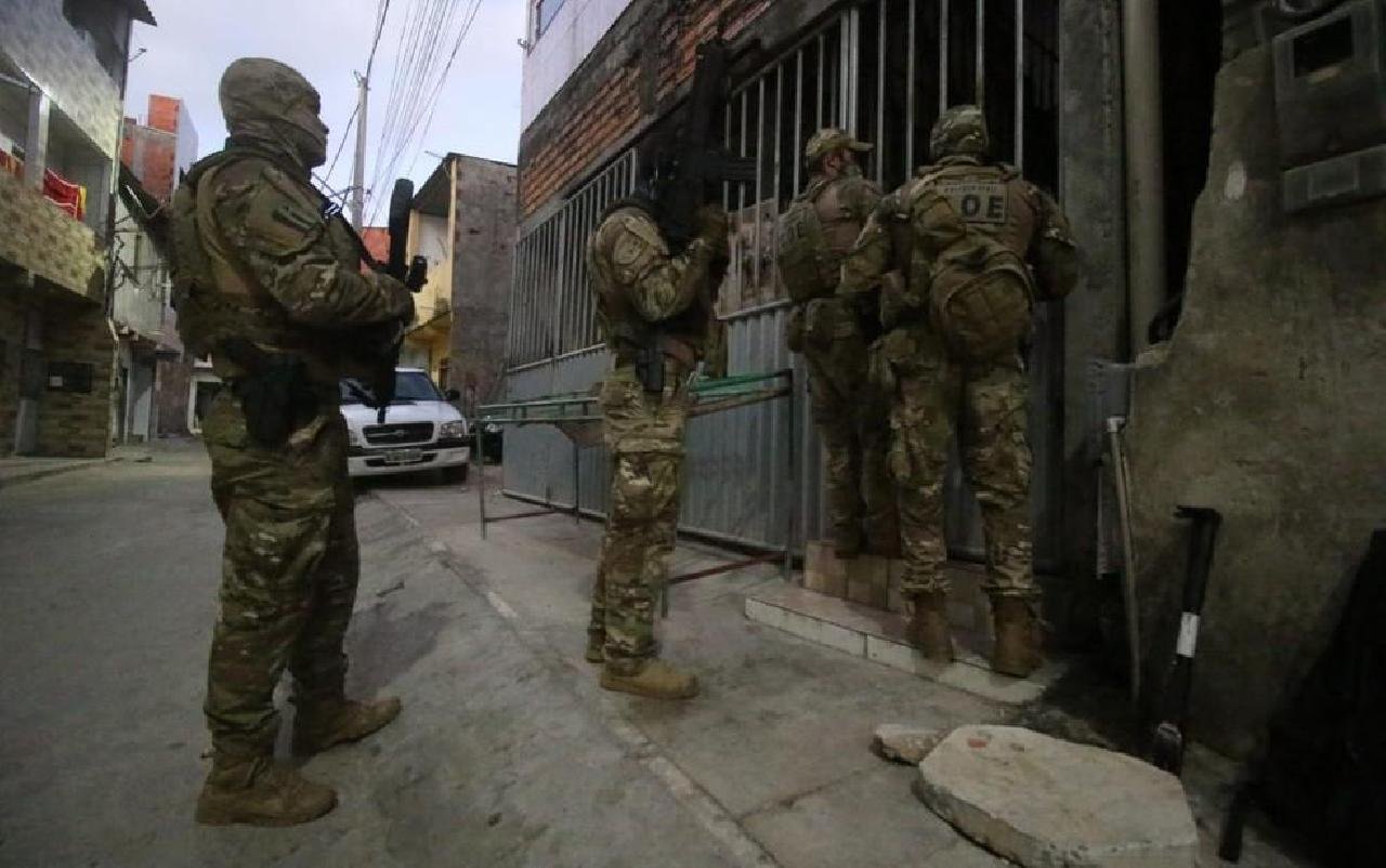 OPERAÇÃO POLICIAL CONTRA FACÇÕES CUMPREM MANDADOS NA BAHIA E NO RIO DE JANEIRO 