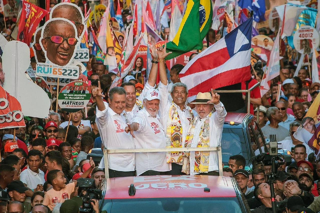 LULA E JERÔNIMO ARRASTAM 20 MIL PESSOAS NA LIBERDADE E MOSTRAM GRANDE FORÇA EM SALVADOR