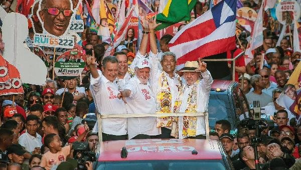 LULA E JERÔNIMO ARRASTAM 20 MIL PESSOAS NA LIBERDADE E MOSTRAM GRANDE FORÇA EM SALVADOR