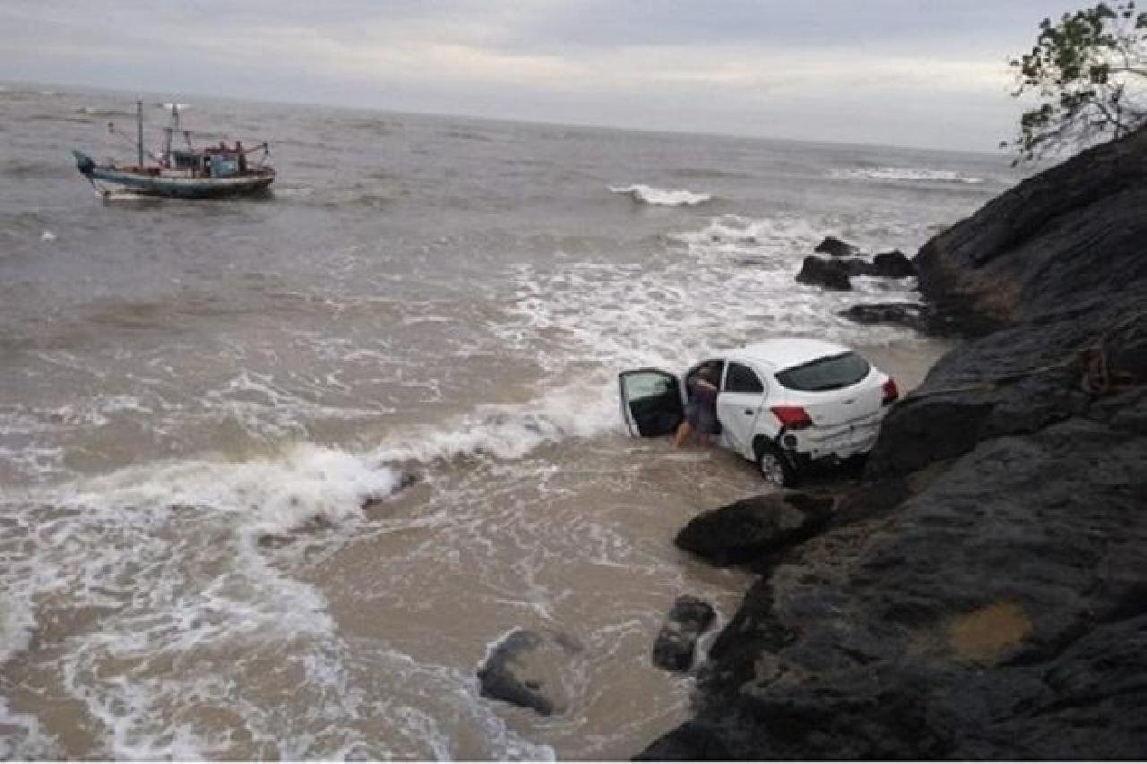 ILHÉUS: CARRO COM CASAL CAI NO MAR ILHÉUS: CARRO COM CASAL CAI NO MAR