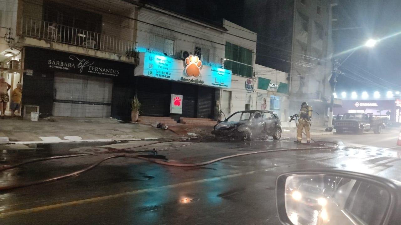 CARRO PEGA FOGO NA AVENIDA LOMANTO JÚNIOR, NO PONTAL