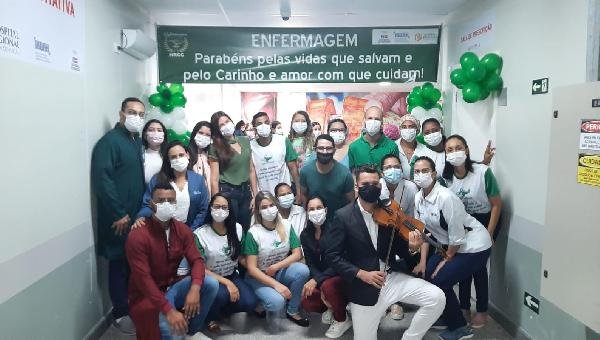 HOSPITAL COSTA DO CACAU HOMENAGEIA PROFISSIONAIS COM MÚSICA NO DIA INTERNACIONAL DA ENFERMAGEM