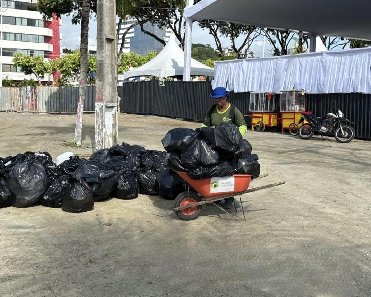 OPERAÇÃO DE LIMPEZA É REALIZADA NA ARENA DE EVENTOS DA AVENIDA SOARES LOPES APÓS PRIMEIRO DIA DA VIRADA ILHÉUS 2026