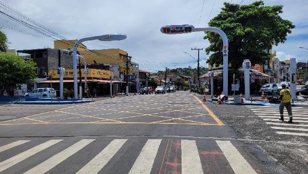 CONJUNTO SEMAFÓRICO DE ÚLTIMA GERAÇÃO É INSTALADO NA AVENIDA ACM