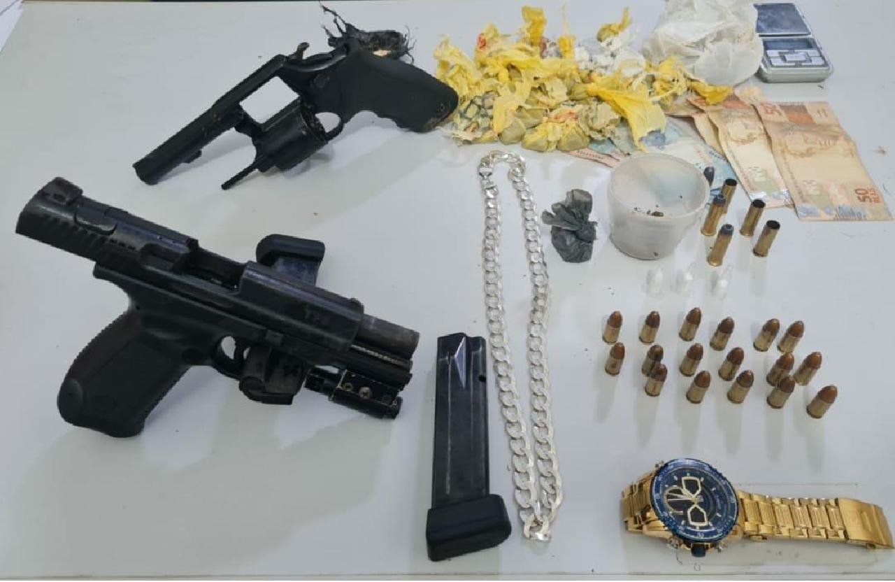 OPERAÇÃO DA POLÍCIA MILITAR APREENDE DROGAS, ARMAS E JÓIAS EM ITACARÉ OPERAÇÃO DA POLÍCIA MILITAR APREENDE DROGAS, ARMAS E JÓIAS EM ITACARÉ