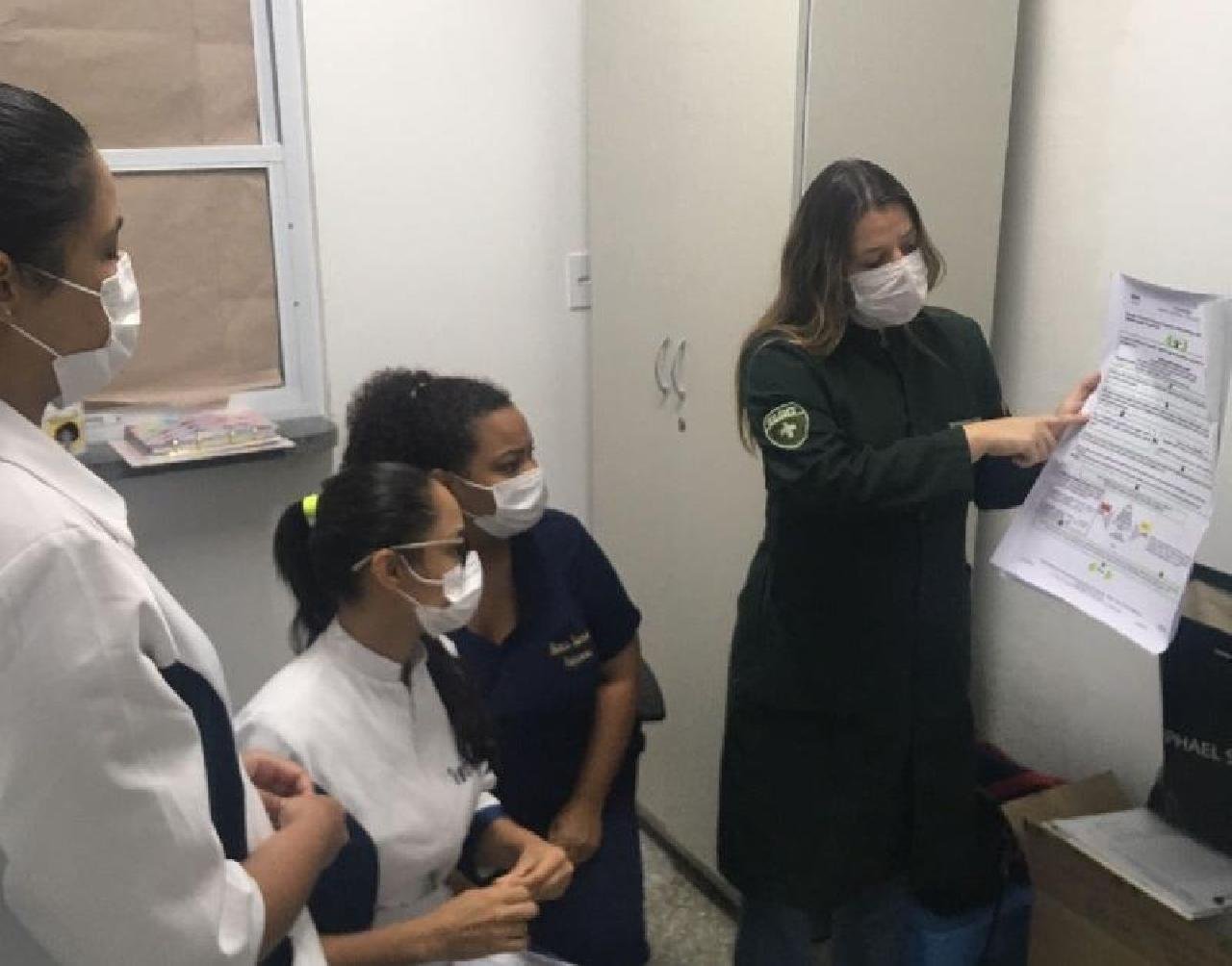 PROFISSIONAIS DO HOSPITAL COSTA DO CACAU RECEBEM TREINAMENTO SOBRE RISCOS DE MATERIAIS BIOLÓGICOS E PERFUROCORTANTES PROFISSIONAIS DO HOSPITAL COSTA DO CACAU RECEBEM TREINAMENTO SOBRE RISCOS DE MATERIAIS BIOLÓGICOS E PERFUROCORTANTES
