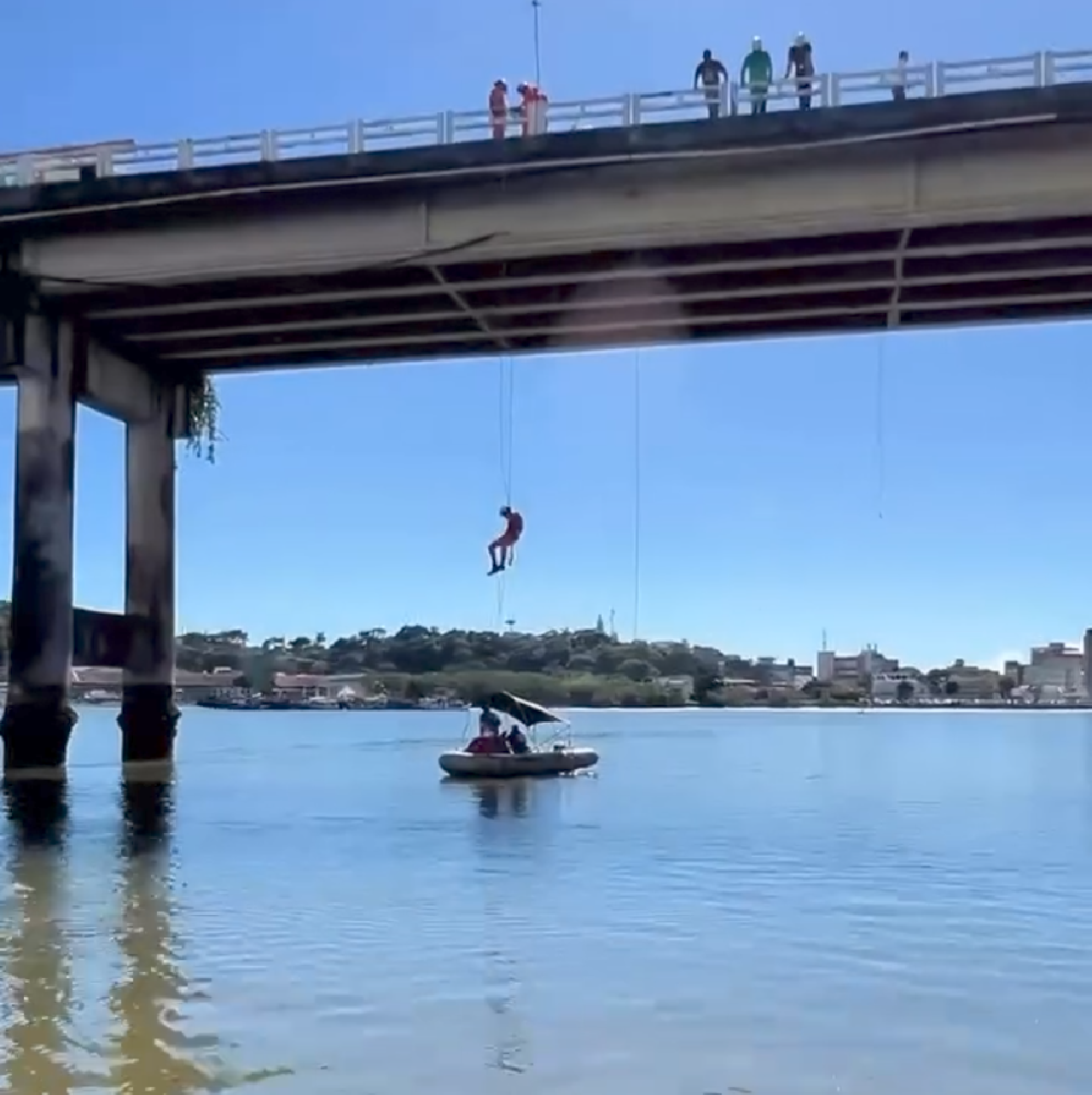 OPERAÇÃO REMOVE FIAÇÃO QUE TOCAVA O RIO NA PONTE LOMANTO JÚNIOR, EM ILHÉUS
