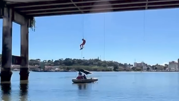 OPERAÇÃO REMOVE FIAÇÃO QUE TOCAVA O RIO NA PONTE LOMANTO JÚNIOR, EM ILHÉUS