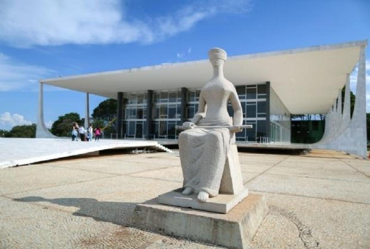 STF: ESTADOS DEVEM REPASSAR A MUNICÍPIOS 25% DOS ROYALTIES DO PETRÓLEO STF: ESTADOS DEVEM REPASSAR A MUNICÍPIOS 25% DOS ROYALTIES DO PETRÓLEO