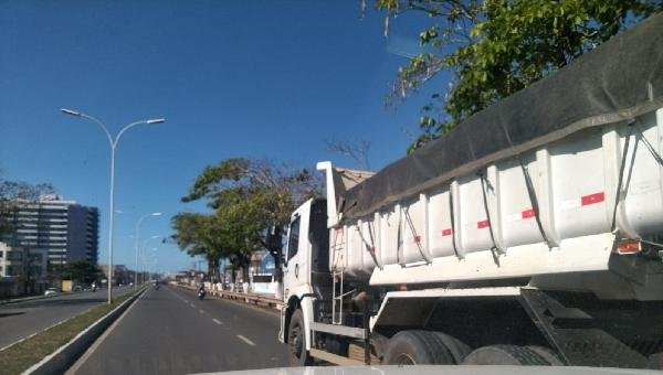 CAÇAMBAS CARREGADAS DE AREIA TRAFEGAM EM ALTA VELOCIDADE EM ILHÉUS 