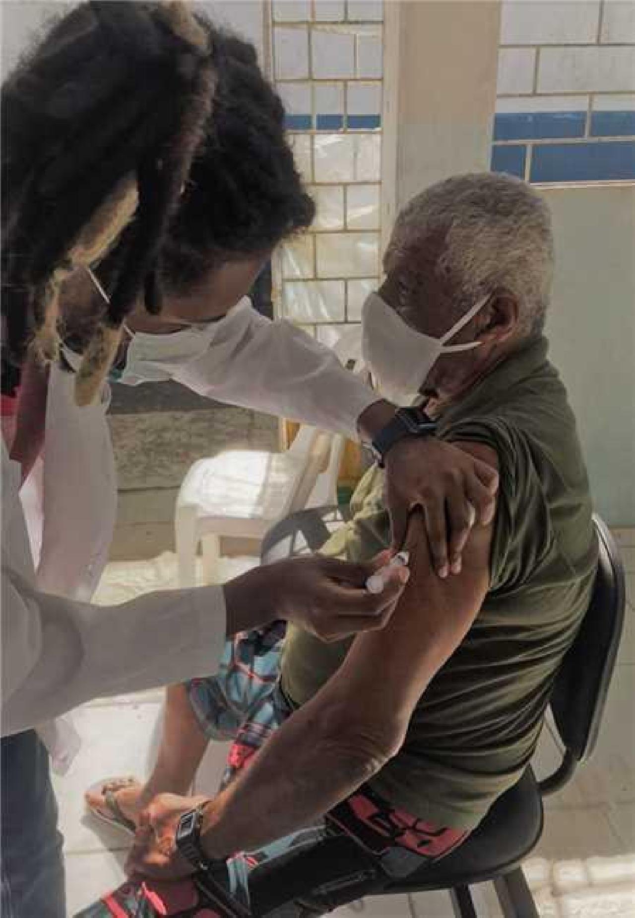 ILHÉUS INICIA VACINAÇÃO COM IDOSOS ACIMA DE 80 ANOS E ACAMADOS DA ZONA RURAL ILHÉUS INICIA VACINAÇÃO COM IDOSOS ACIMA DE 80 ANOS E ACAMADOS DA ZONA RURAL