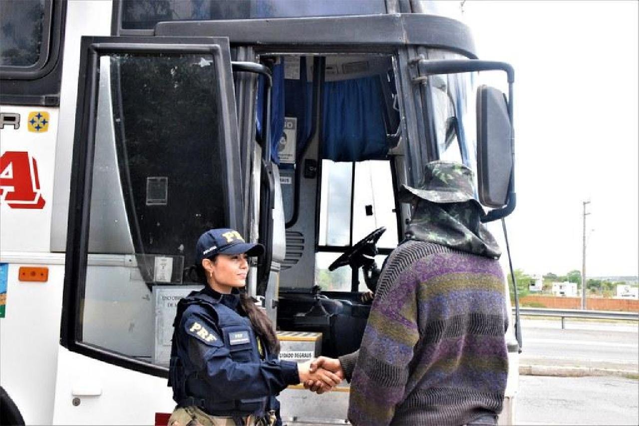 DE VOLTA PARA CASA: COMBOIO TRAZENDO TRABALHADORES RESGATADOS NO RS CHEGA À BAHIA DE VOLTA PARA CASA: COMBOIO TRAZENDO TRABALHADORES RESGATADOS NO RS CHEGA À BAHIA