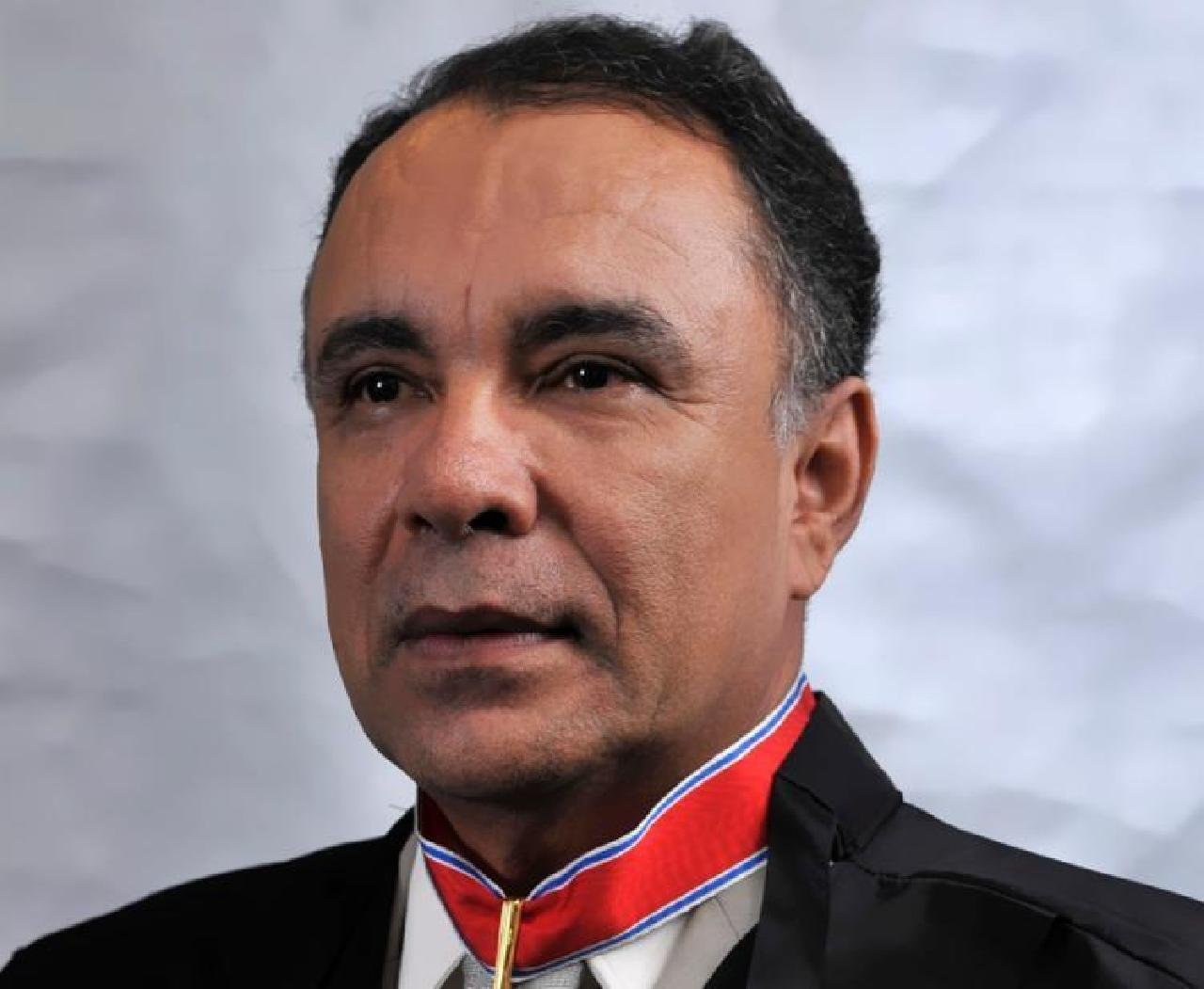 DESEMBARGADOR LOURIVAL TRINDADE É ELEITO PRESIDENTE DO TJ-BA DESEMBARGADOR LOURIVAL TRINDADE É ELEITO PRESIDENTE DO TJ-BA
