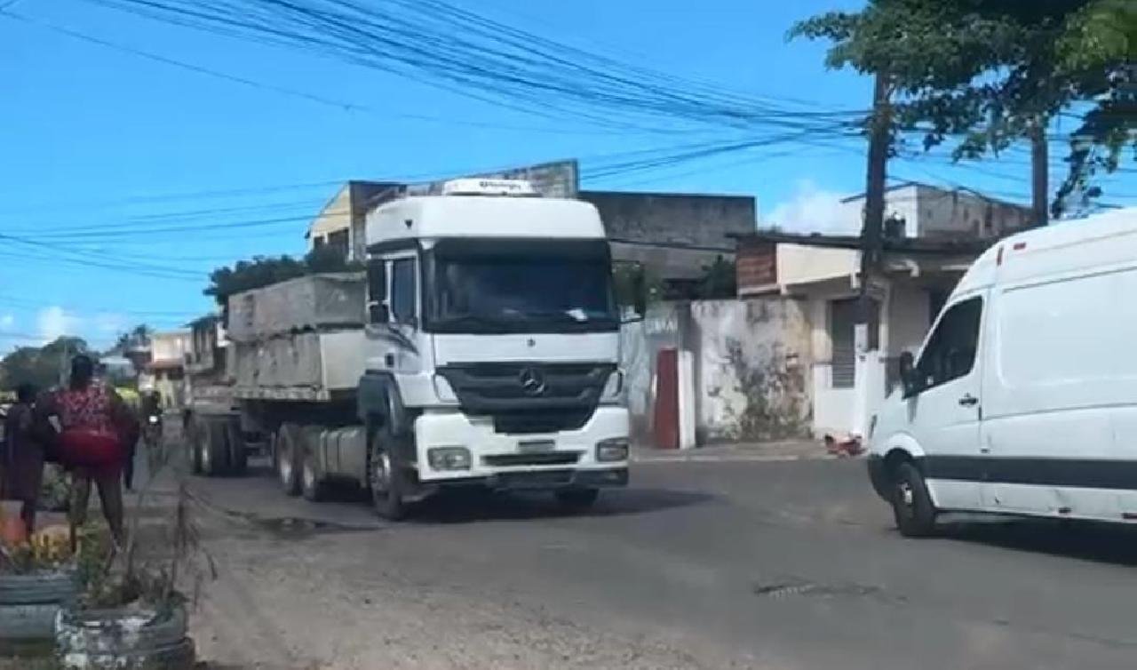 CARRETA COM PISO DO CONDOMÍNIO SOBERANO É VISTA EM DEPÓSITO NO BAIRRO NOSSA SENHORA DA VITÓRIA, EM ILHÉUS