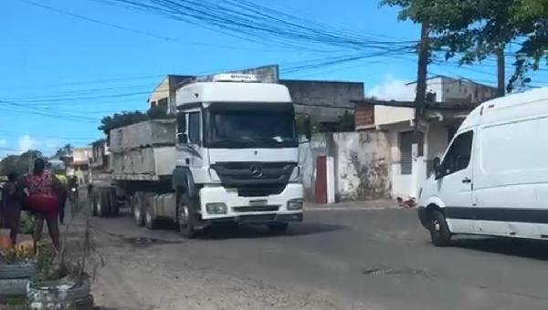CARRETA COM PISO DO CONDOMÍNIO SOBERANO É VISTA EM DEPÓSITO NO BAIRRO NOSSA SENHORA DA VITÓRIA, EM ILHÉUS