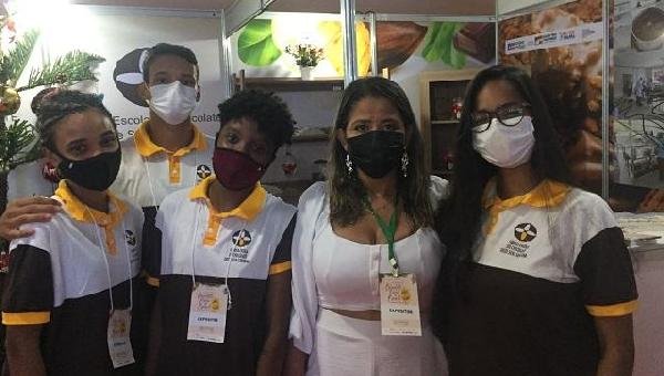 BAHIA: JOVENS SÃO FORMADOS PARA O MUNDO DO CHOCOLATE
