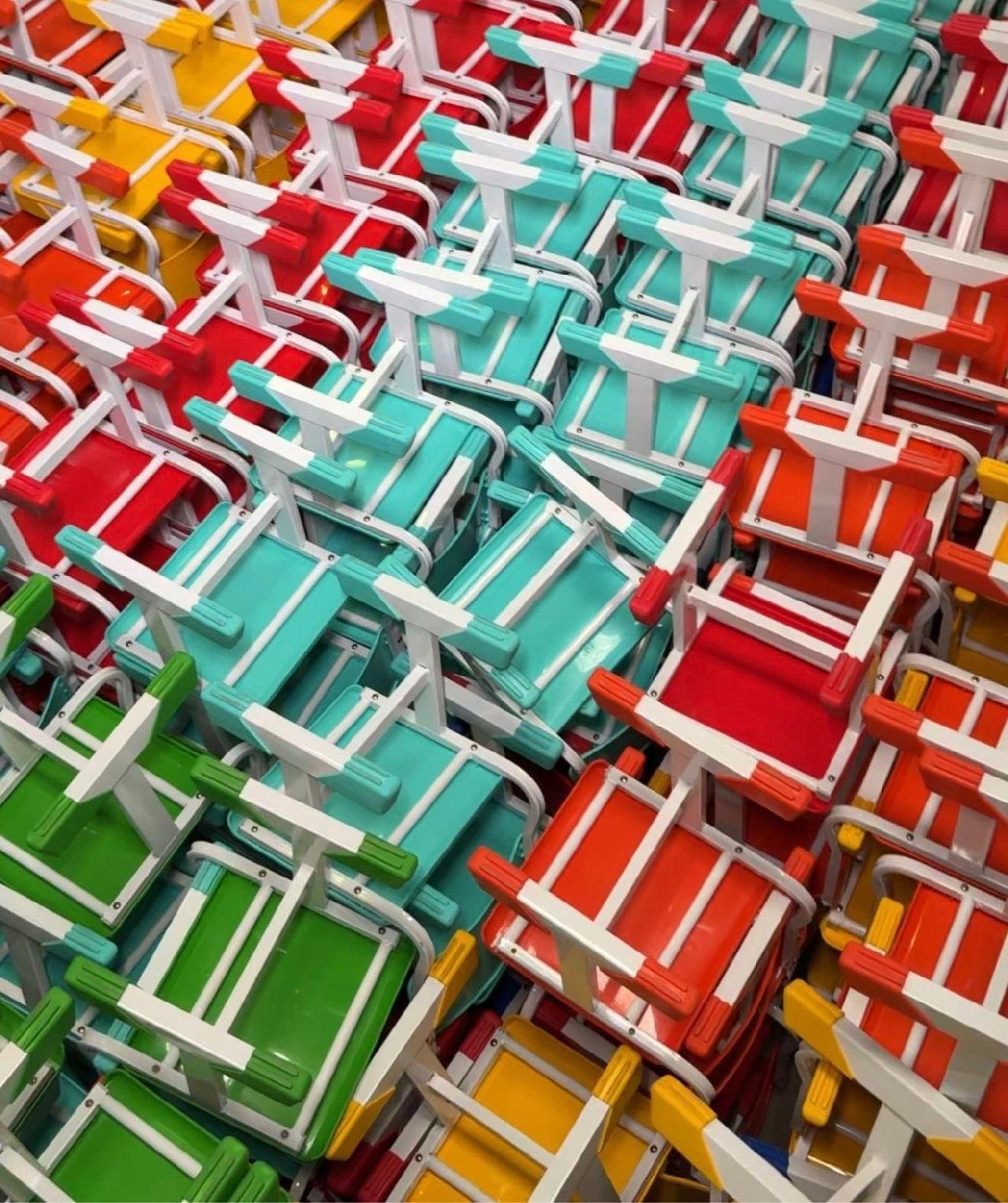 ESCOLAS DA REDE MUNICIPAL DE ILHÉUS RECEBE MAIS DE MIL NOVOS CONJUNTOS DE MESAS E CADEIRAS