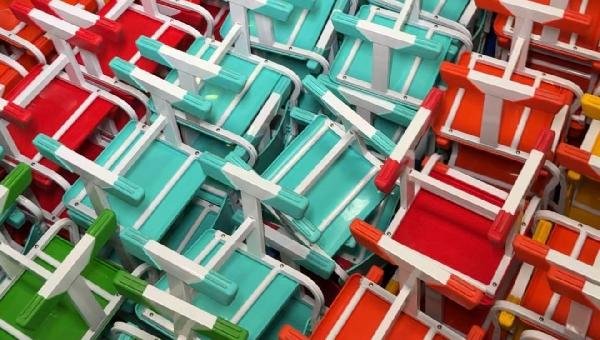 ESCOLAS DA REDE MUNICIPAL DE ILHÉUS RECEBE MAIS DE MIL NOVOS CONJUNTOS DE MESAS E CADEIRAS