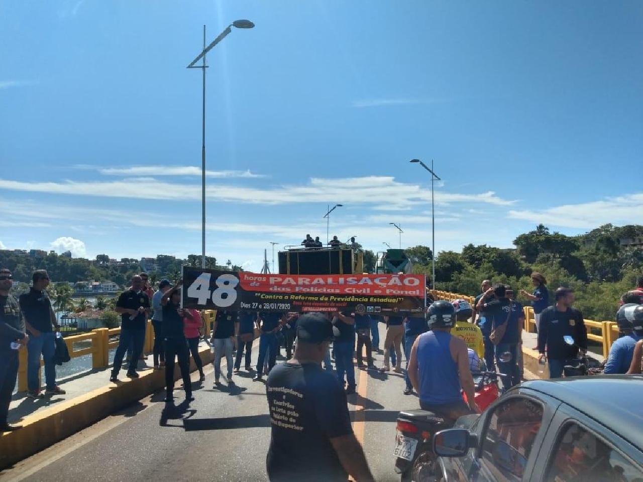VÍDEO: POLÍCIA CIVIL FECHA PONTE EM ILHÉUS 