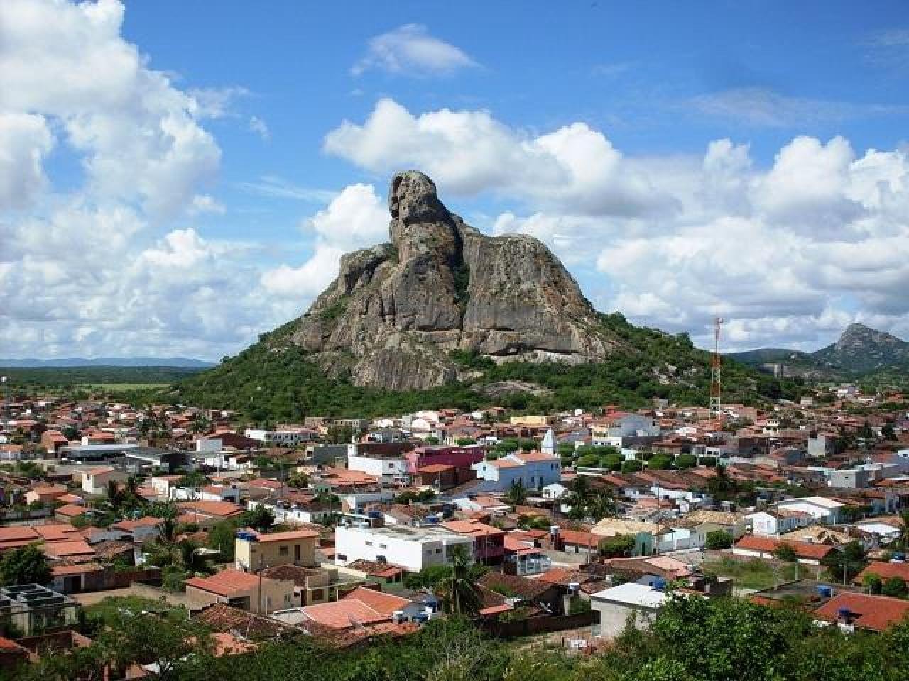 PREFEITO É ACUSADO DE IMPROBIDADE EM CONTRATO DE R$ 450 MIL COM EMPRESA DE LIMPEZA PREFEITO É ACUSADO DE IMPROBIDADE EM CONTRATO DE R$ 450 MIL COM EMPRESA DE LIMPEZA