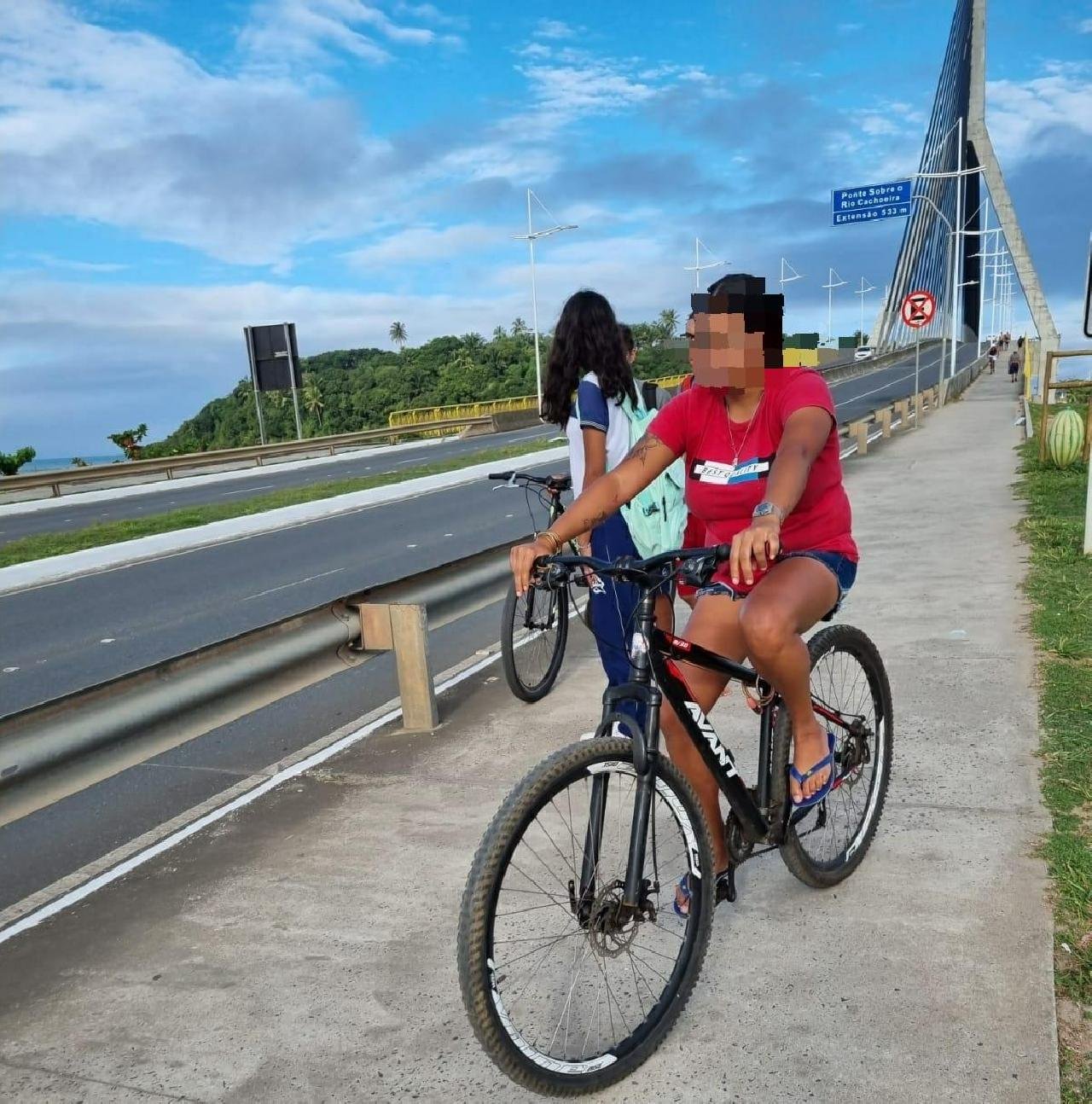 CICLISTAS CONTINUAM CIRCULANDO NA ÁREA DE PEDESTRES DA PONTE JORGE AMADO CICLISTAS CONTINUAM CIRCULANDO NA ÁREA DE PEDESTRES DA PONTE JORGE AMADO