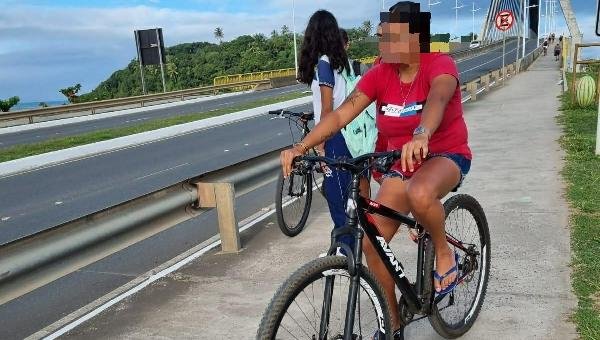 CICLISTAS CONTINUAM CIRCULANDO NA ÁREA DE PEDESTRES DA PONTE JORGE AMADO