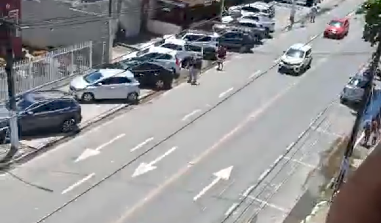 CARROS OCUPAM CALÇADA E FORÇAM PEDESTRES A ANDAR NA RUA NA AV. ACM CARROS OCUPAM CALÇADA E FORÇAM PEDESTRES A ANDAR NA RUA NA AV. ACM