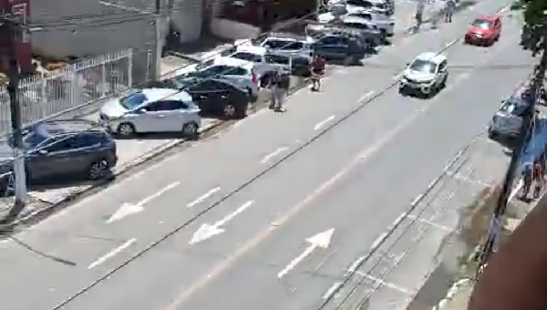 CARROS OCUPAM CALÇADA E FORÇAM PEDESTRES A ANDAR NA RUA NA AV. ACM