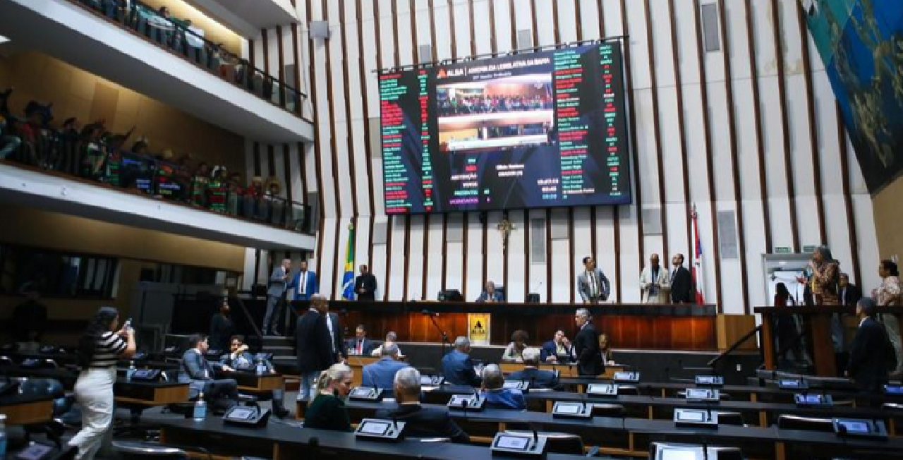 DEPUTADOS APROVAM LEI QUE REESTRUTURA CARREIRA DO PROFESSOR INDÍGENA DEPUTADOS APROVAM LEI QUE REESTRUTURA CARREIRA DO PROFESSOR INDÍGENA