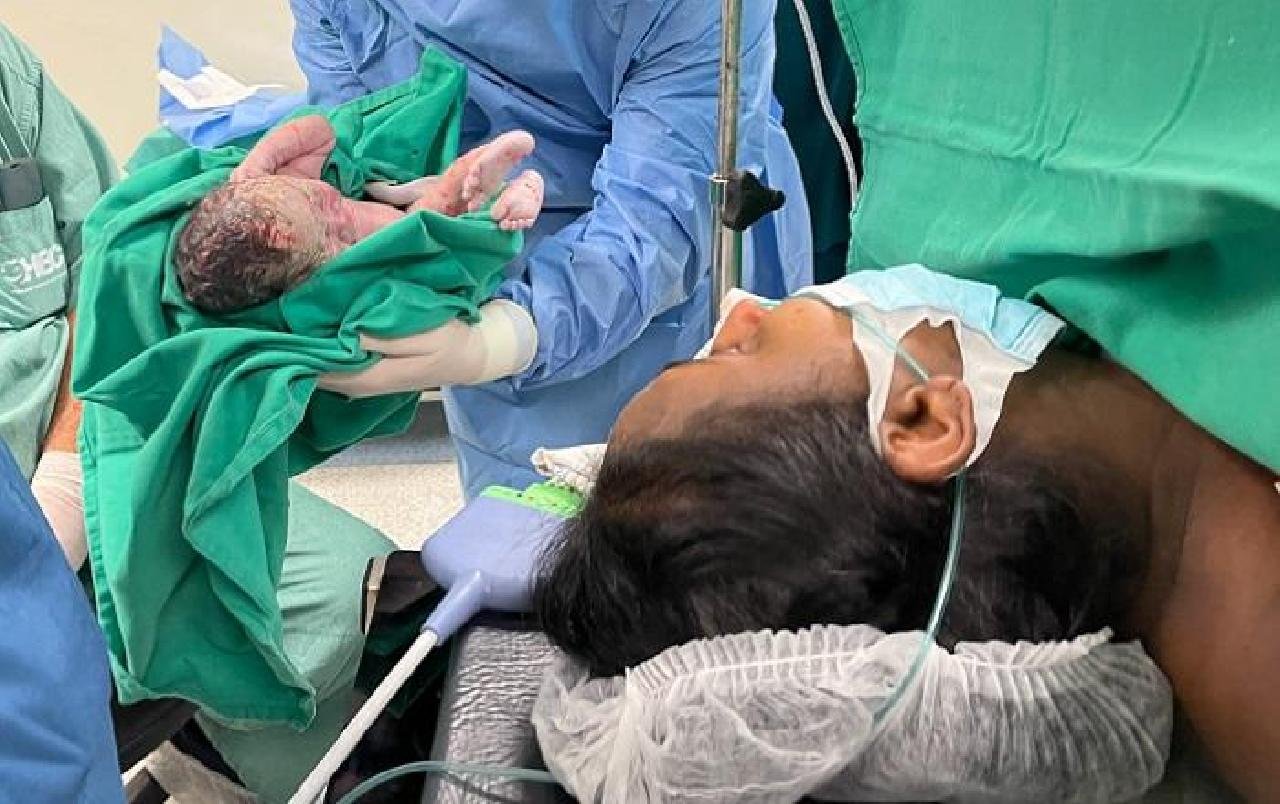 BEBÊ QUE CRESCEU FORA DO ÚTERO DA MÃE NASCE EM HOSPITAL DO INTERIOR DA BAHIA BEBÊ QUE CRESCEU FORA DO ÚTERO DA MÃE NASCE EM HOSPITAL DO INTERIOR DA BAHIA
