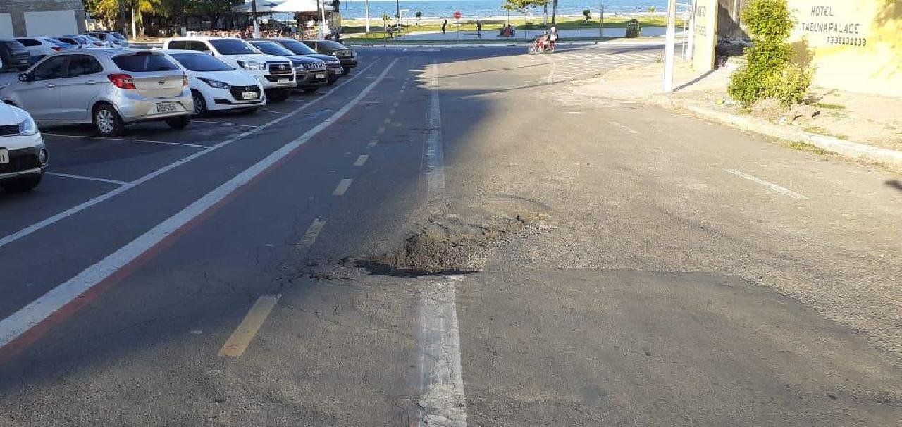 ILHÉUS: APÓS UM ANO, ASFALTO NA LITORÂNEA NORTE COMEÇA A DETERIORAR ILHÉUS: APÓS UM ANO, ASFALTO NA LITORÂNEA NORTE COMEÇA A DETERIORAR