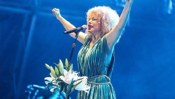 MARCHA E SHOW DE VANESSA DA MATA MARCARAM O DIA INTERNACIONAL DA MULHER EM ILHÉUS