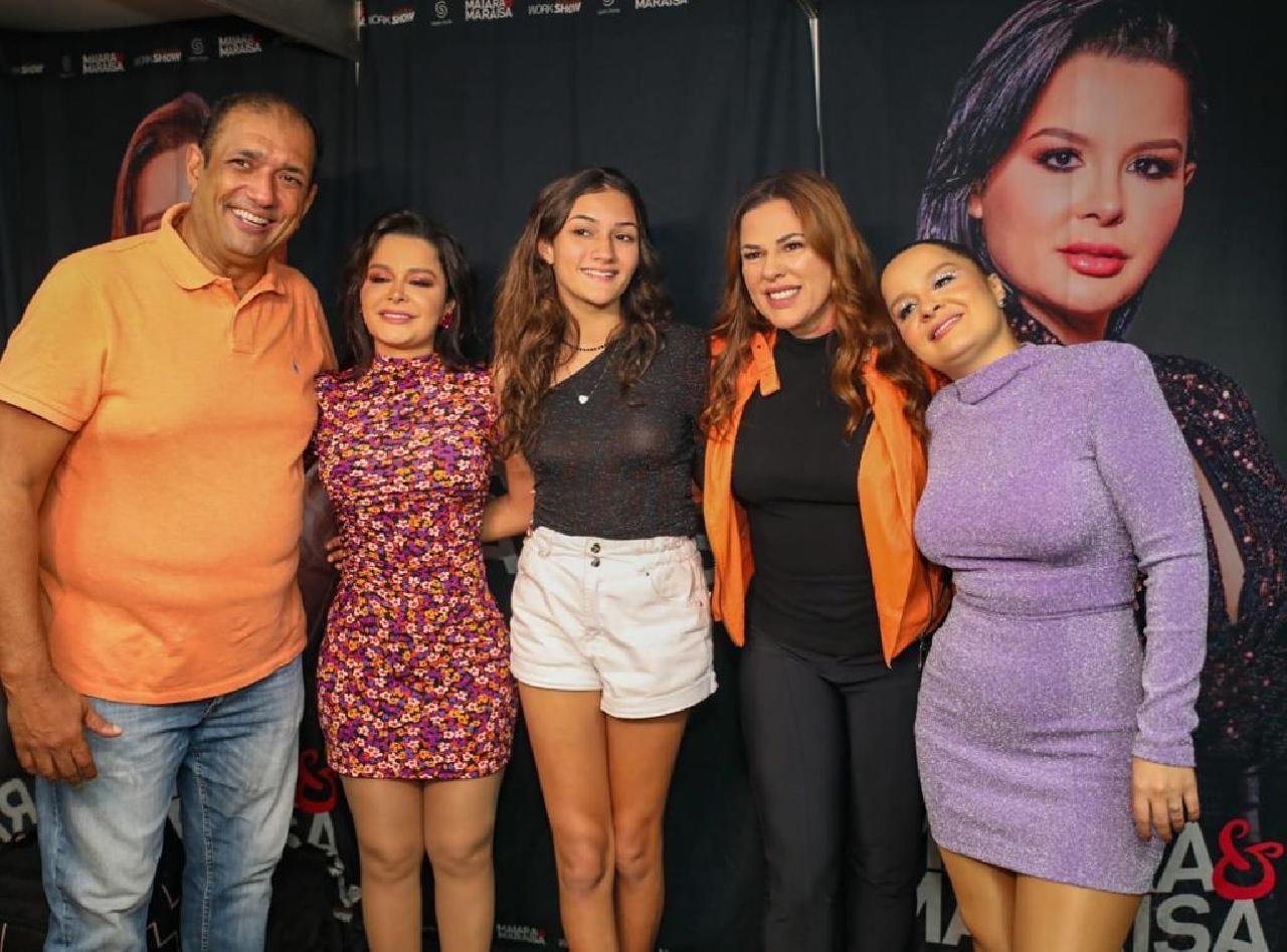 "TOMEI UMAS CANAS COM O PREFEITO DE VOCÊS" DISSE MAIARA DURANTE APRESENTAÇÃO NO VIVA ILHÉUS "TOMEI UMAS CANAS COM O PREFEITO DE VOCÊS" DISSE MAIARA DURANTE APRESENTAÇÃO NO VIVA ILHÉUS