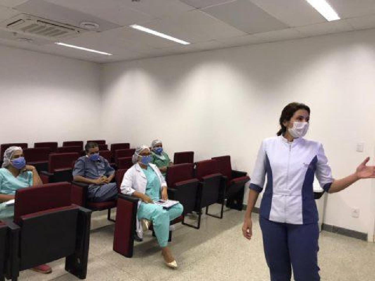 EQUIPE DO SERVIÇO DE ENDOSCOPIA DO HOSPITAL COSTA DO CACAU RECEBE TREINAMENTO PARA PREVENÇÃO DE INFECÇÕES E PROPAGAÇÃO DO NOVO CORONAVÍRUS EQUIPE DO SERVIÇO DE ENDOSCOPIA DO HOSPITAL COSTA DO CACAU RECEBE TREINAMENTO PARA PREVENÇÃO DE INFECÇÕES E PROPAGAÇÃO DO NOVO CORONAVÍRUS