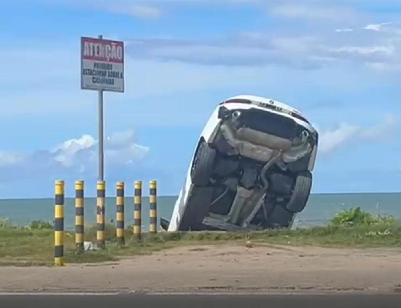 CARRO FICA “EMPINADO” APÓS MOTORISTA PERDER CONTROLE NA ORLA DE ILHÉUS