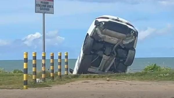 CARRO FICA “EMPINADO” APÓS MOTORISTA PERDER CONTROLE NA ORLA DE ILHÉUS