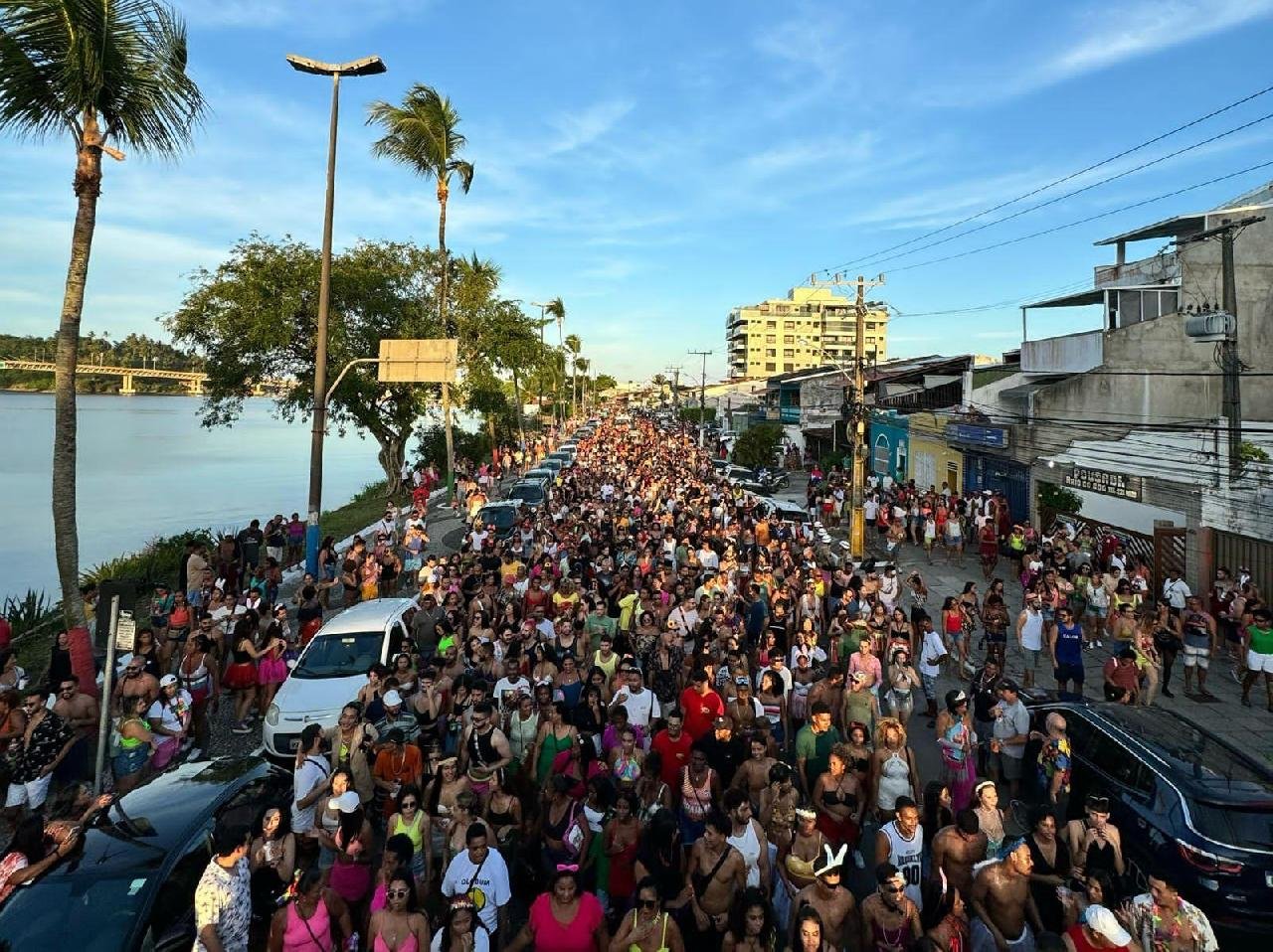 BLOCO 'AS MURINGUETES' ARRASTA MULTIDÃO E ABRE CARNAVAL CULTURAL EM ILHÉUS BLOCO 'AS MURINGUETES' ARRASTA MULTIDÃO E ABRE CARNAVAL CULTURAL EM ILHÉUS