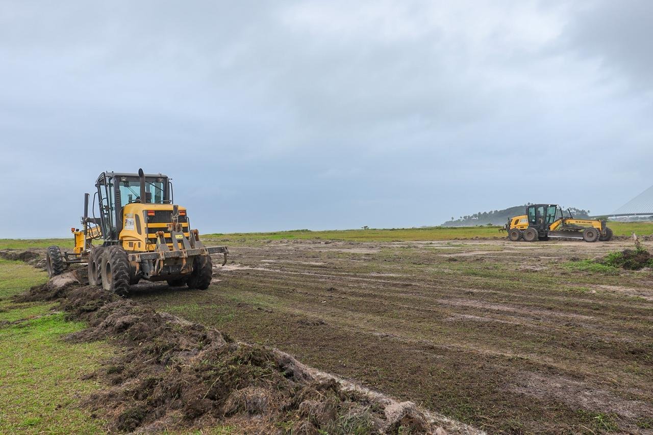 PREFEITURA DE ILHÉUS INICIA LIMPEZA NA PRAIA DA AVENIDA SOARES LOPES