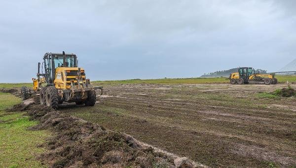 PREFEITURA DE ILHÉUS INICIA LIMPEZA NA PRAIA DA AVENIDA SOARES LOPES
