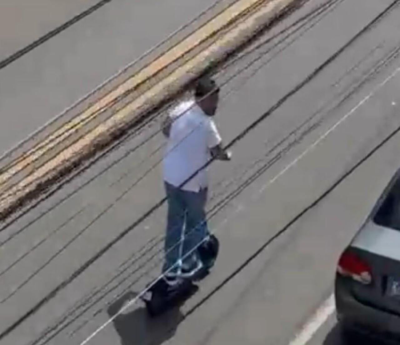 APÓS VALDERICO JÚNIOR SER FLAGRADO EM PATINETE NO BAIRRO DA CONQUISTA, PREFEITURA ESCLARECE QUE EQUIPAMENTO FAZ PARTE DE TESTE DA EMPRESA JET