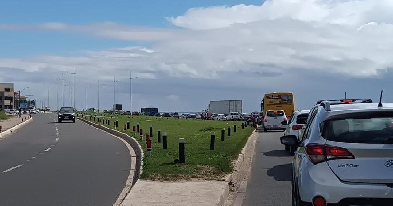 CAMINHÃO QUEBRADO PROVOCA GRANDE CONGESTIONAMENTO POR MAIS DE DUAS HORAS NA BA-001, NA ZONA SUL DE ILHÉUS