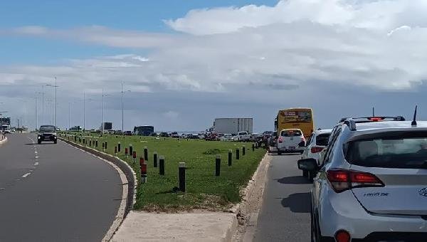 CAMINHÃO QUEBRADO PROVOCA GRANDE CONGESTIONAMENTO POR MAIS DE DUAS HORAS NA BA-001, NA ZONA SUL DE ILHÉUS