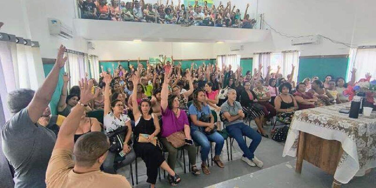 TRABALHADORES DA EDUCAÇÃO DE ILHÉUS REJEITAM PROPOSTA DE REAJUSTE ENVIADA PELA PREFEITURA TRABALHADORES DA EDUCAÇÃO DE ILHÉUS REJEITAM PROPOSTA DE REAJUSTE ENVIADA PELA PREFEITURA