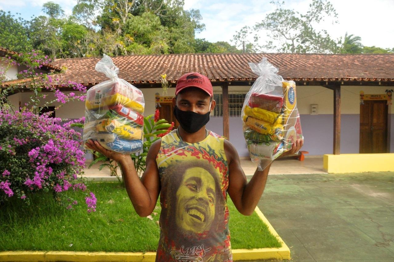 PREFEITURA DE ILHÉUS JÁ DISTRIBUIU 13 MIL KITS ALIMENTAÇÃO PARA ALUNOS DA REDE MUNICIPAL PREFEITURA DE ILHÉUS JÁ DISTRIBUIU 13 MIL KITS ALIMENTAÇÃO PARA ALUNOS DA REDE MUNICIPAL