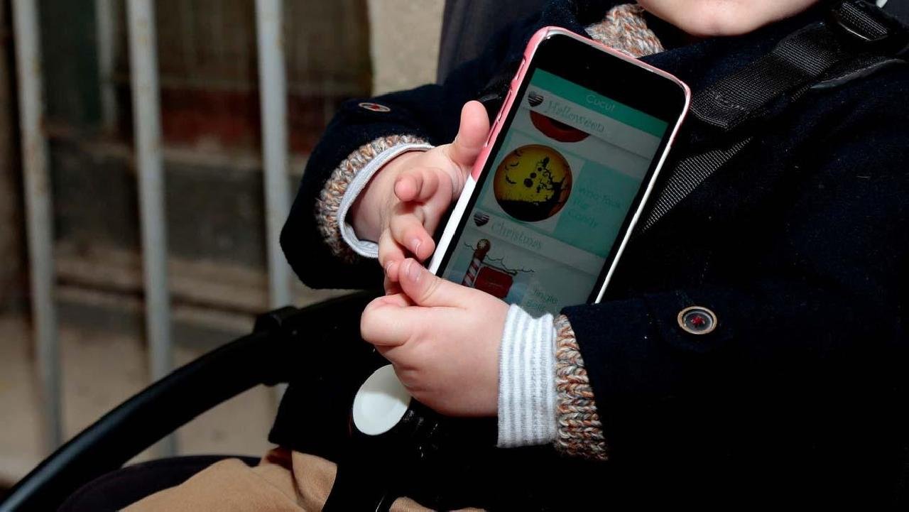 SMARTPHONES USADOS EM EXCESSO PREJUDICAM CRIANÇAS, REVELA PESQUISA SMARTPHONES USADOS EM EXCESSO PREJUDICAM CRIANÇAS, REVELA PESQUISA