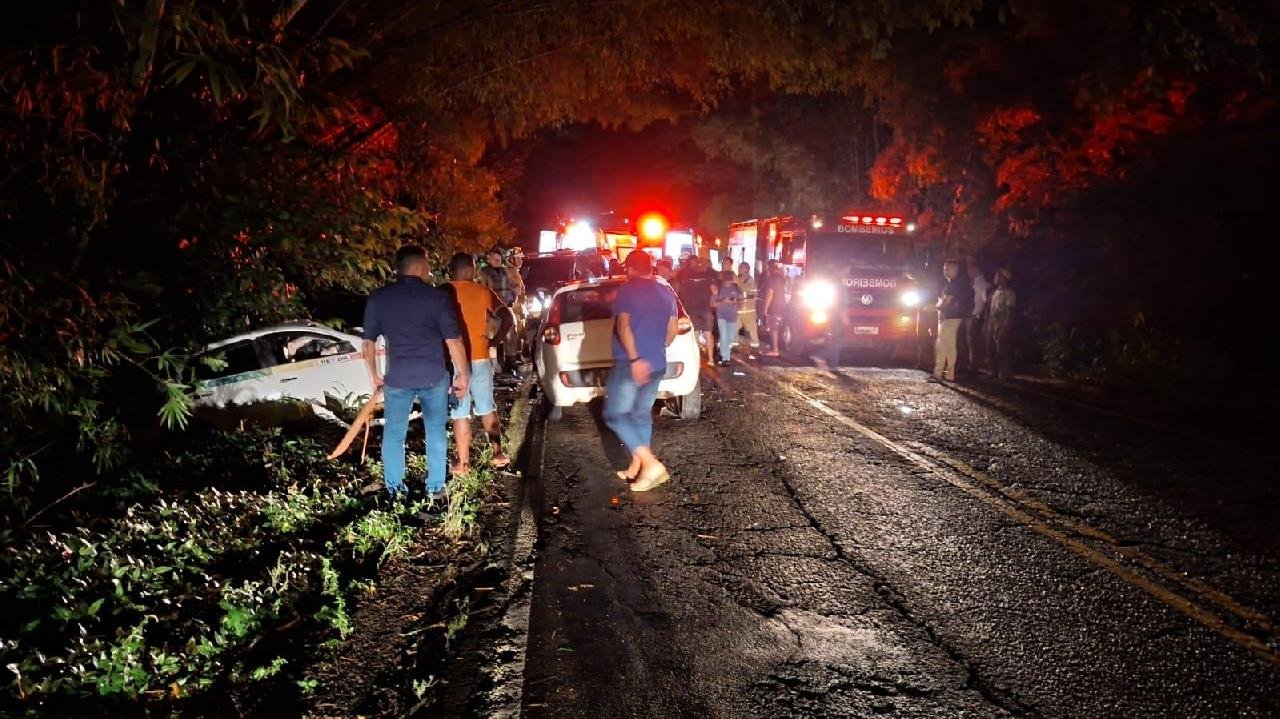 ACIDENTE ENTRE TÁXI E CARRO DE PASSEIO DEIXA DOIS FERIDOS GRAVES EM ILHÉUS