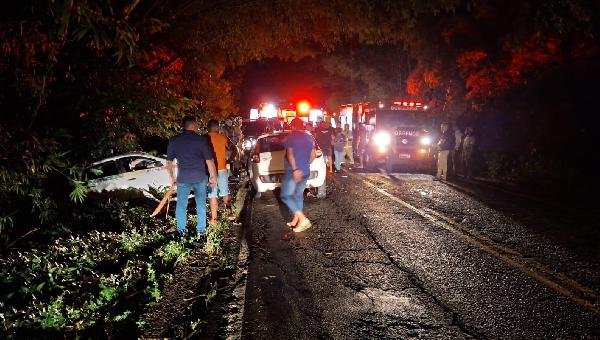 ACIDENTE ENTRE TÁXI E CARRO DE PASSEIO DEIXA DOIS FERIDOS GRAVES EM ILHÉUS